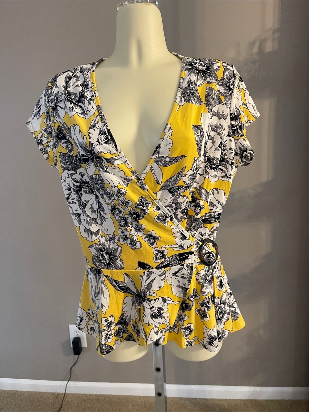 BCX Women's Yellow Floral Wrap Top with Ring Detail  EUC